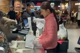 胖东来又一收银员火了，女顾客看了都直说太美！网友：还不要彩礼图片