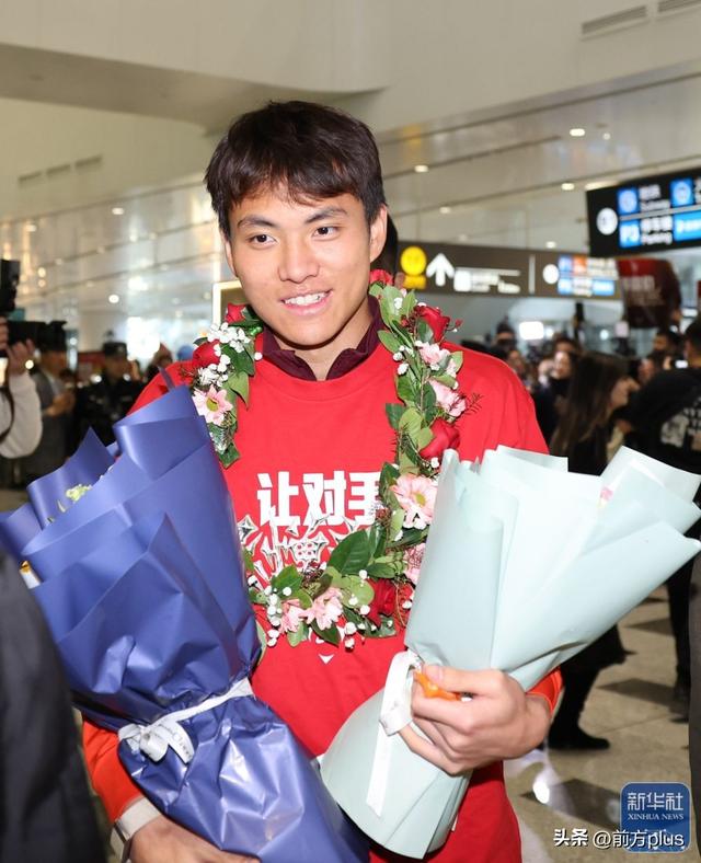 众多球迷接机U23国足 李昊：中国足球仍需努力