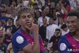 2-5皇马遭遇耻辱一败！巴萨门将被红牌罚下，最终捧起超级杯冠军图片