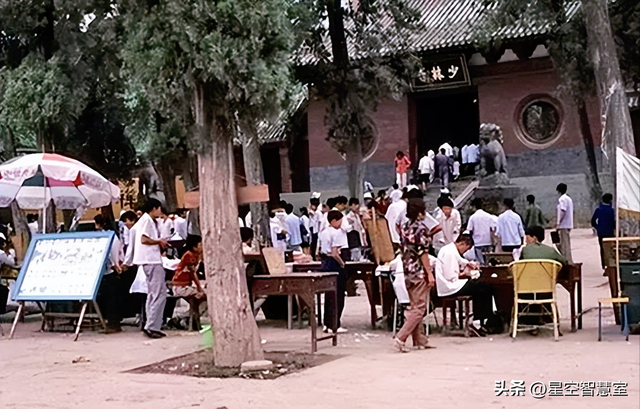 1985年少林寺，已经开始收门票，初显商业气息，美国游客拍下照片