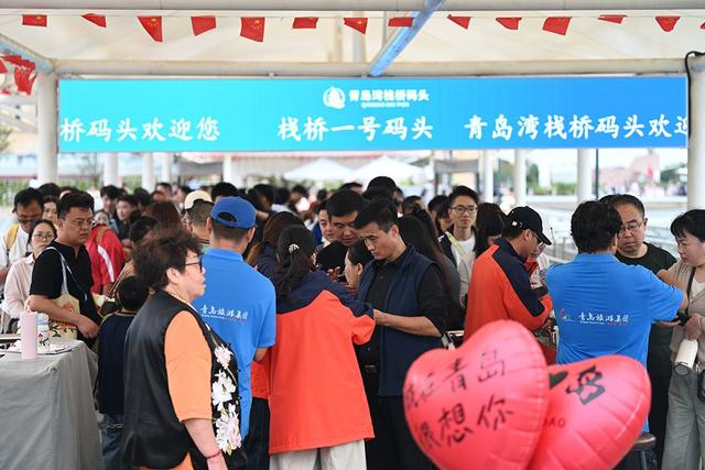 海上赏青岛 国庆假期青岛栈桥一号码头游船游热潮涌动