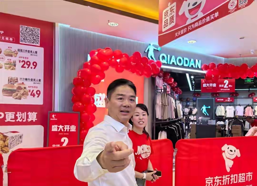刘强东凌晨现身老家夜市 塑料碗喝酒(接地气到让人忘了他是身价百亿的老板) 刘强东凌晨现身老家夜市 塑料碗喝酒(接地气到让人忘了他是身价百亿的老板)
