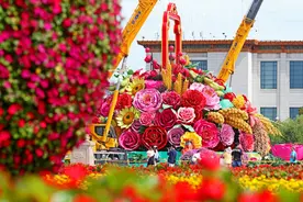 天安门广场“国庆”氛围渐浓，吸引游客提前打卡！图片