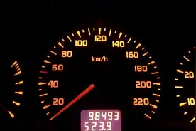 汽车“油表灯”亮了，还能开多少公里？老司机：一定要记住这个数图片