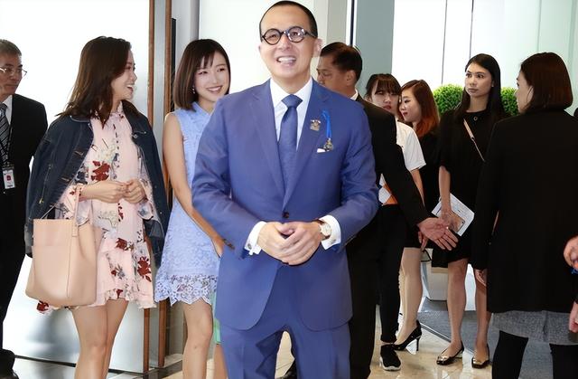 身价千亿有什么用？李嘉诚两儿子的现状，给所有父母都提了个醒