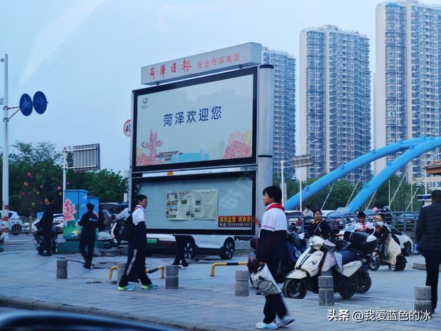 逛菏泽天香公园，这里牡丹很吸引游客，关键是二十四小时免费参观