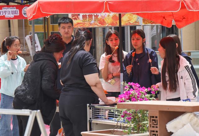 五一假期 墨玉老城游人如织烟火气浓