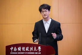 25岁“独臂小伙”回应考上选调生：投过500多份简历面试100多场，遭多次毁约，考公相对企业招聘很公平图片
