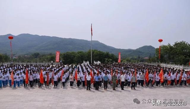 致敬先烈、建功自贸——定安千名学子徒步十公里祭奠英烈