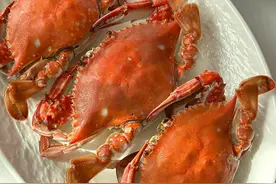 蒸螃蟹直接上锅蒸就错了！老渔民教你一招，不断腿，不流黄图片