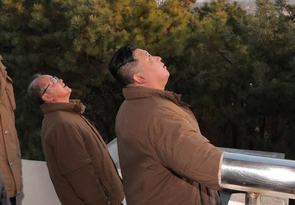 日本叫嚣拥核，金正恩亲自指挥一颗导弹“砸向日本海”，高市傻眼