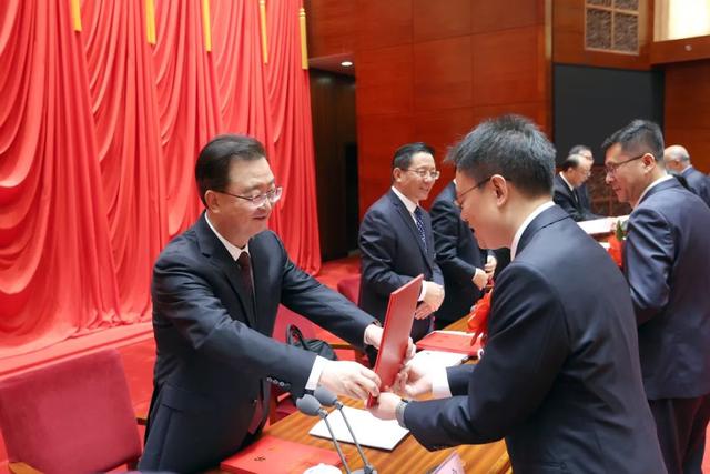 云南省科学技术奖励大会在昆举行 王宁为杰出贡献奖获得者等颁奖并讲话 王予波主持 石玉钢刘晓凯出席