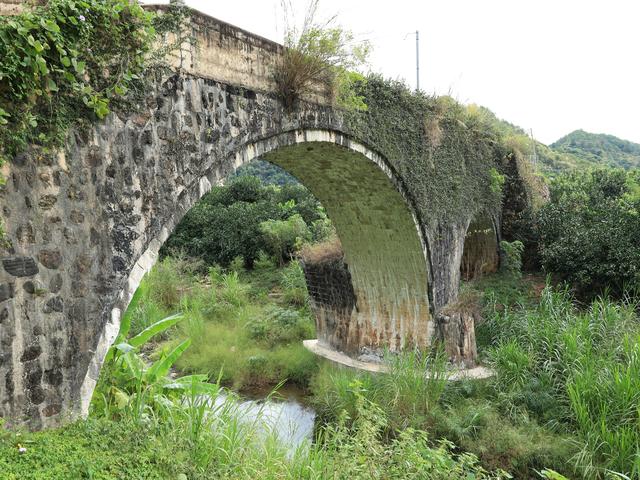 松口到蕉岭福建上杭的要道上，被荒废的清代石拱桥五星桥