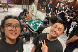 库里中国行体验打麻将，和张伟丽、王以太一起吃火锅，收到熊猫玩偶：很喜欢，带回去给孩子图片