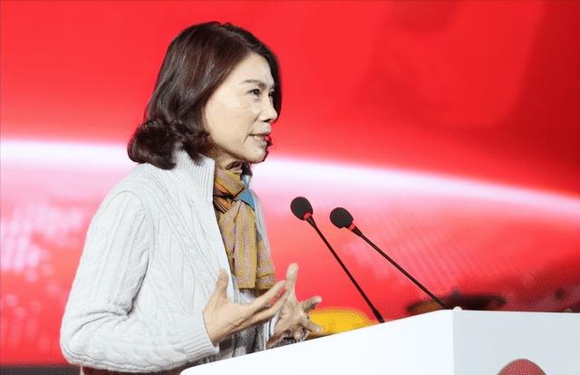 一个都跑不掉！华为600万年薪高管，带13人偷芯片，如今下场解气