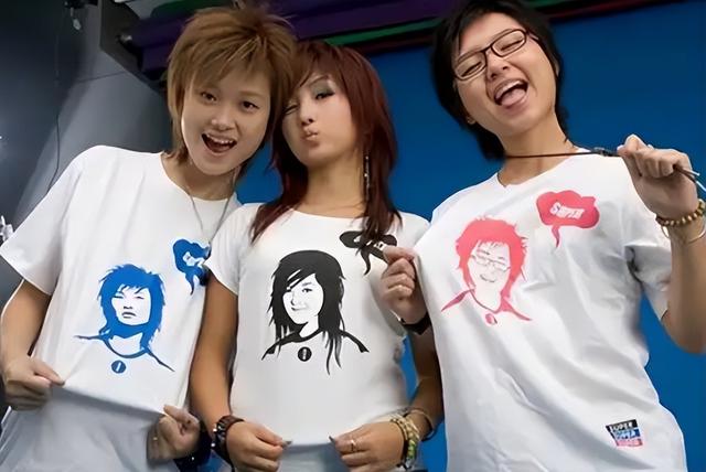 39岁何洁不忍直视，腋下勒出副乳肚子三层肉，要养4个娃操劳疲惫