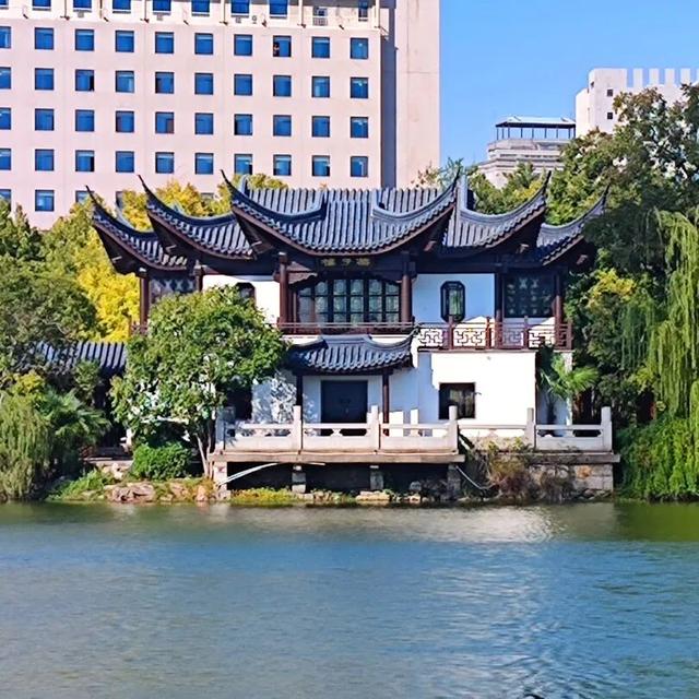 云龙公园春色好，绿肺含韵润彭城