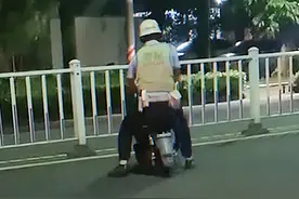 一拧油门就起飞！交警骑路边违停改装摩托，结果整个人原地起飞图片