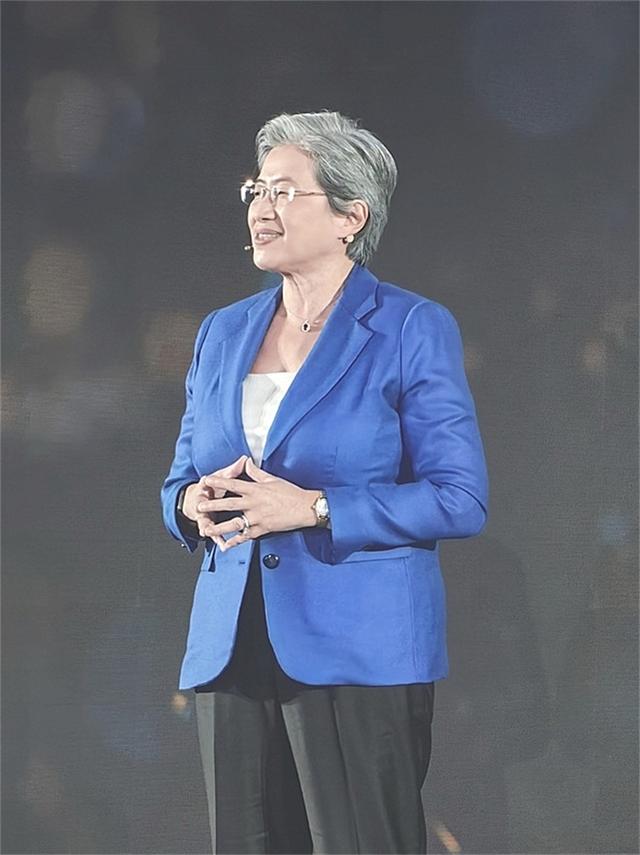 她是美科学院院长，担任美尖端芯片公司CEO，却顶风为中国造芯片