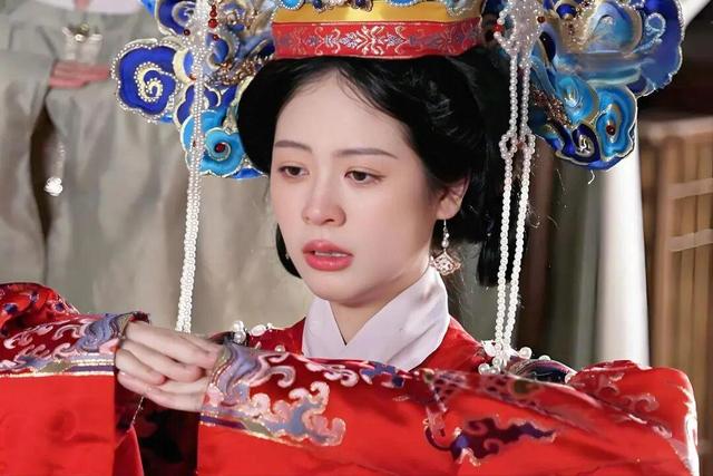 她出身清华大学，因拍三级片与父母决裂，如今不让女儿进娱乐圈