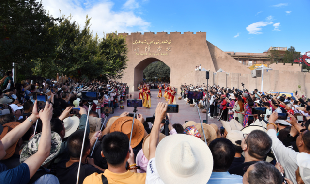 大量香港游客涌入新疆，不看景点不吃羊肉串，跑这么远是想啥？