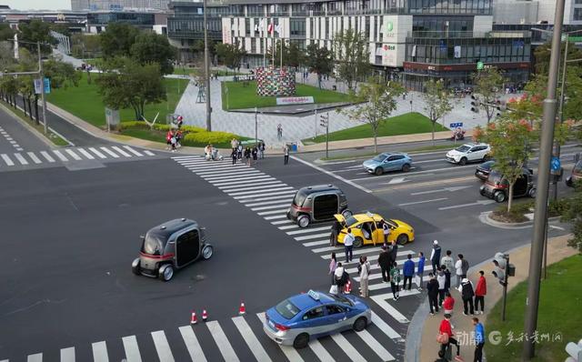 “贵阳造”无人驾驶车亮相2025世界物博会