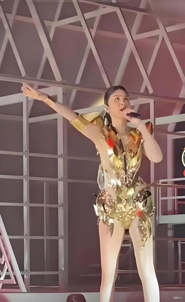 陈慧琳演唱会穿三角裤衩，五十多了合适吗？人老心不老！