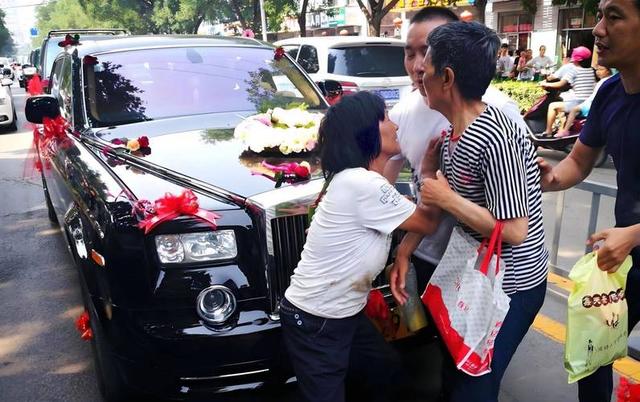 拦婚车索要50条香烟的3人，已社会性死亡，结局舒适，评论区炸锅