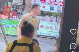 朱芳雨返柳州度假！逛街相中广西公文包 喝完家乡特色努力找好外援图片