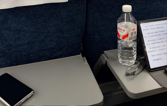 英国小伙坐中国高铁，发现邻座空位放着一部手机，他竟直呼惊呆了