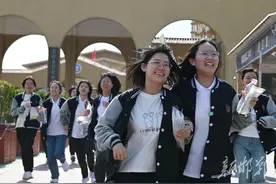 交卷！直击邯郸学子高考结束瞬间→图片