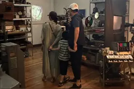 蒋勤勤晒全家西班牙出游照 陈建斌喂儿子吃零食好有爱图片