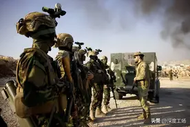 导弹拦截失败，俄空军基地失守：叙叛军摩托冲锋全城搜捕伊朗民兵图片