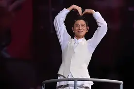 闹剧！王定宇批刘德华 “媚共” 遭民众痛斥 政治投机者的小丑行径！图片