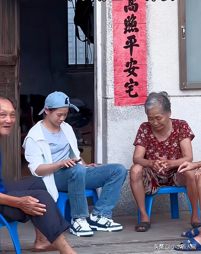 恶心一幕！全红婵老家新房封顶，大量无人机惹事	，村民也跟着遭殃