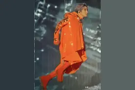 薛之谦演唱会突遇暴雨变‘落汤鸡’ 网友神评：这雨下得比段子还逗图片