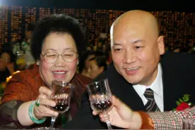 陈丽华立遗嘱回顾：儿女各100亿，余下归唐僧老公！网友评论扎心图片