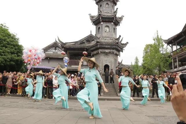 夯爆了！元通古镇清明春台会玩出新潮范儿