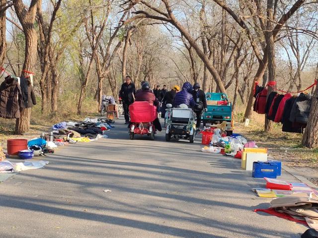 记录德州:岔河河堤上的大集,人山人海,异常热闹