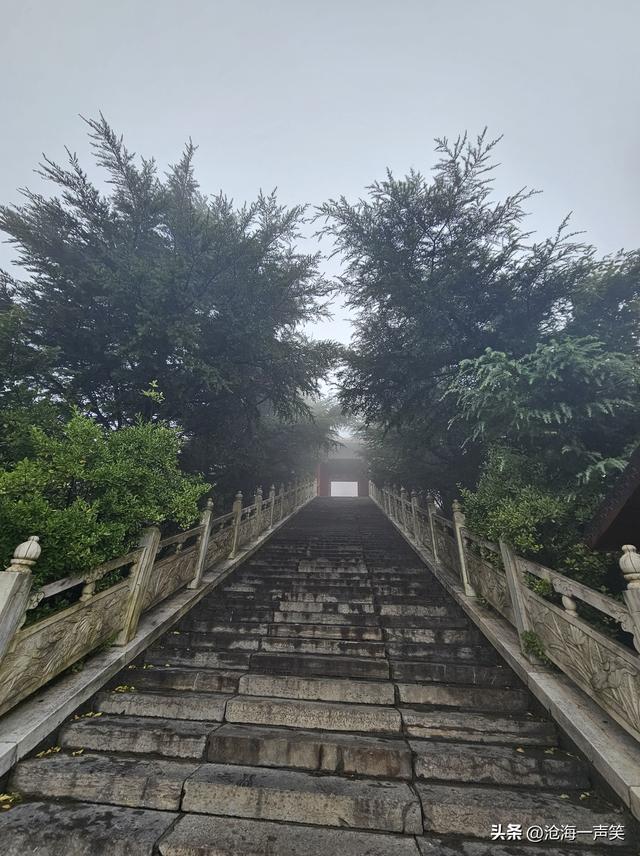 始祖山轩辕祠的长长台阶，路漫漫其修远兮，吾将上下而求索！