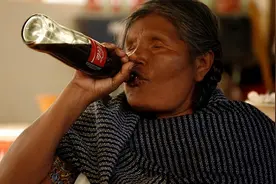 一瓶可乐毁掉一个国家！每年致死2.5万人，背后是美国的阴谋？图片