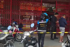 马来西亚男子光天化日持枪闯入泰国金店！抢走超900万金饰图片