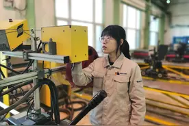 “90后”“焊接一姐”胡奉雅：“躺平”只是自我调侃，其实都在努力奔跑图片