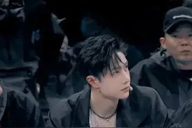 王一博:上半身严肃，下半身独自开朗,网友:笑死在评论区图片