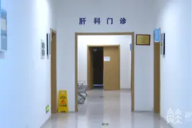 染发后小便变黄警惕肝损伤！男子每个月染发致中毒险肝衰竭图片