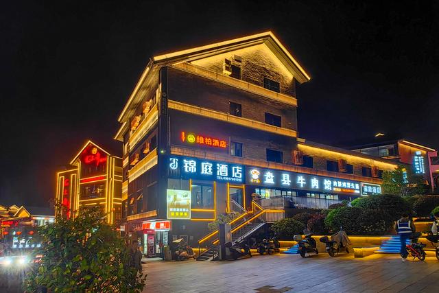 贵州贵阳：灯火映飞檐 夜景醉游人