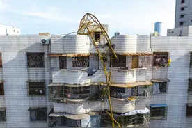 台风天塔吊被刮倒砸损居民楼，海口阳光巴洛克广场开发商：会合理赔偿图片