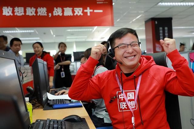 扎心！人家领导求着休假	，你却带病加班！打工人福利到底差在哪？