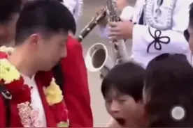 奥运代表团赴港，全红婵背着2只小乌龟，合影站C位，全程打哈欠图片