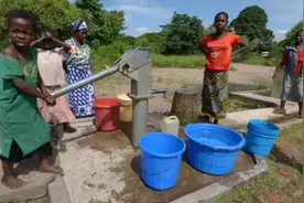 在非洲开荒20亩种花生，5万元打水井，当地人第一次吃到干净井水图片